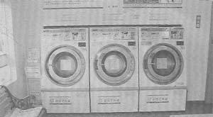 洗濯機は大型３台のほか、小型も３台設置している
